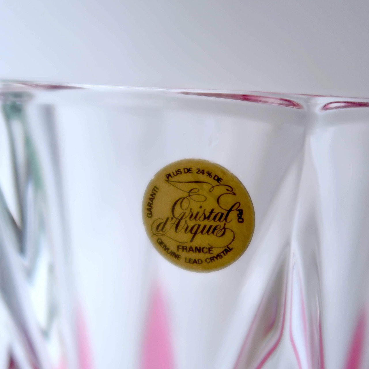 ピンクのカッティング花瓶