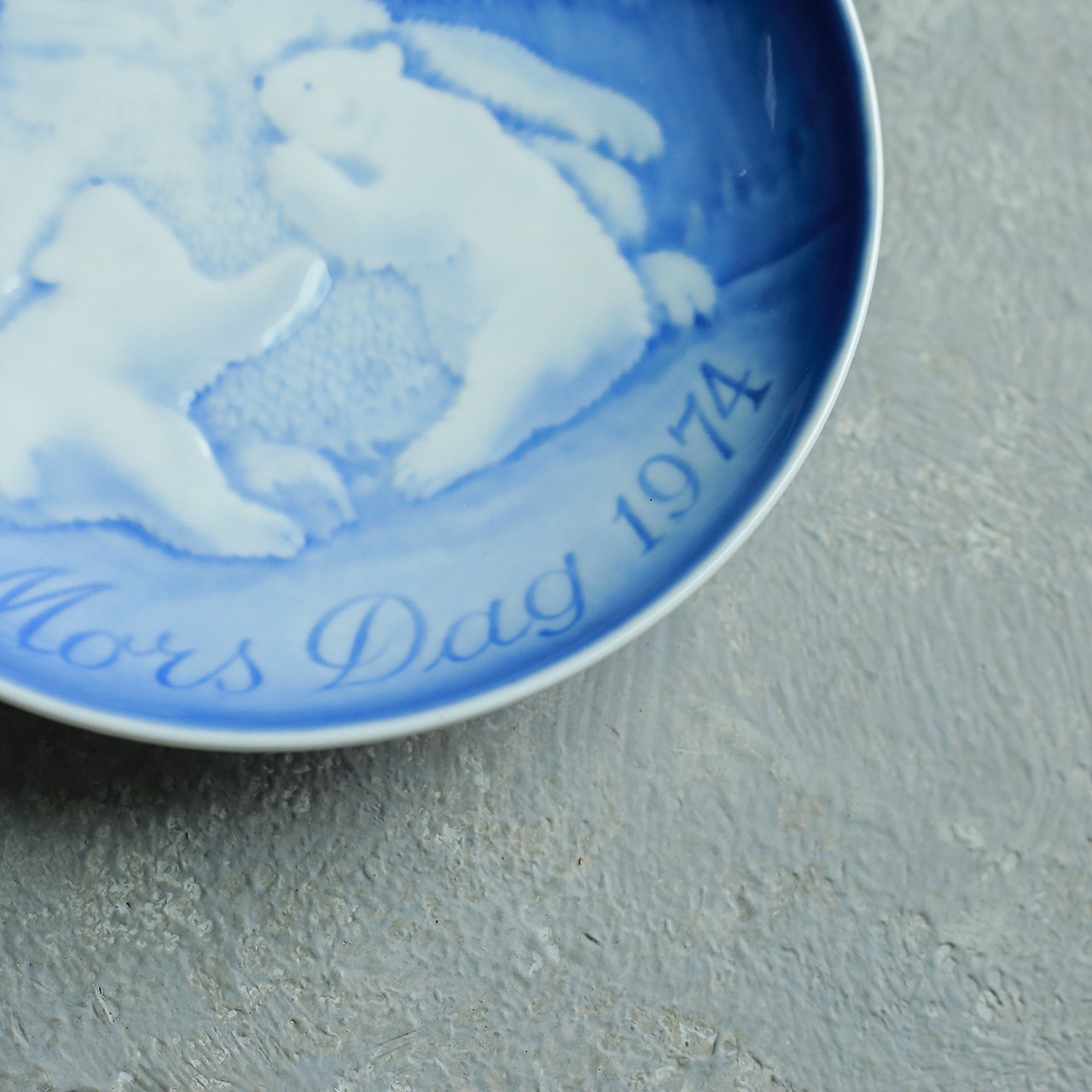 仲睦まじく寄り添う、シロクマ家族の皿