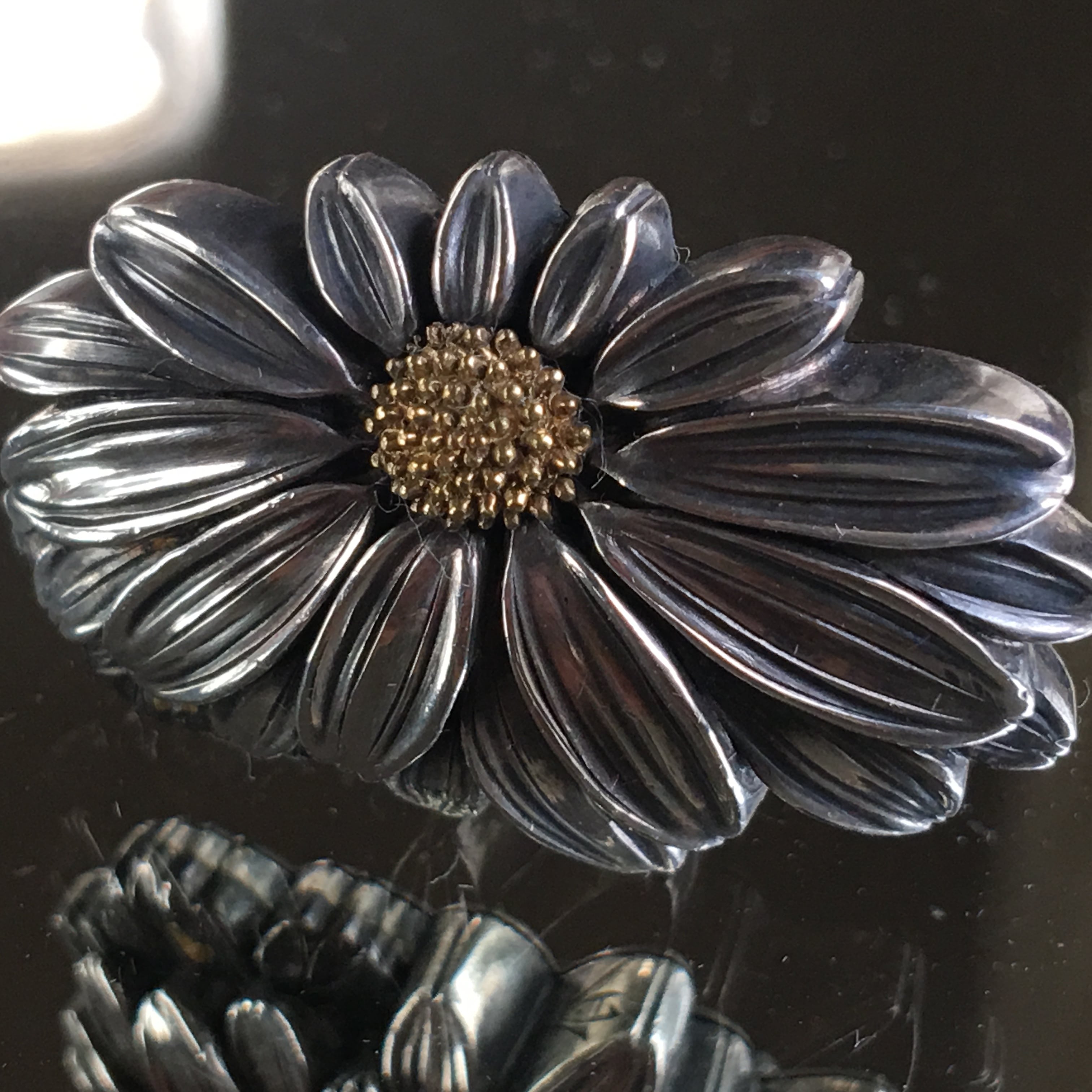 アンティーク 在銘金工 美しい菊の帯留め