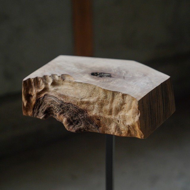 一枚板のミニサイドテーブル No.8 樹種：トチ