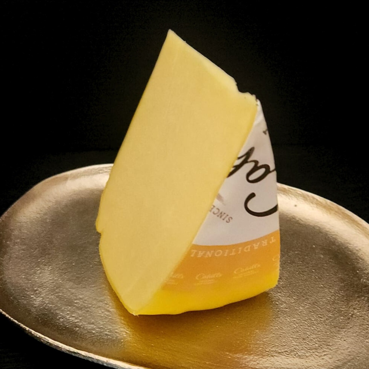 イギリス産 グラスフェッド ケーヒルズ  アイリッシュ ウイスキー  チェダー チーズ  250g Cahills Ireland Original Irish Whiskey Grassfed Cheddar Cheese 250g