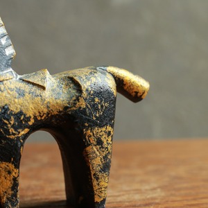 空を見上げる、ずっしりと模様が美しい馬