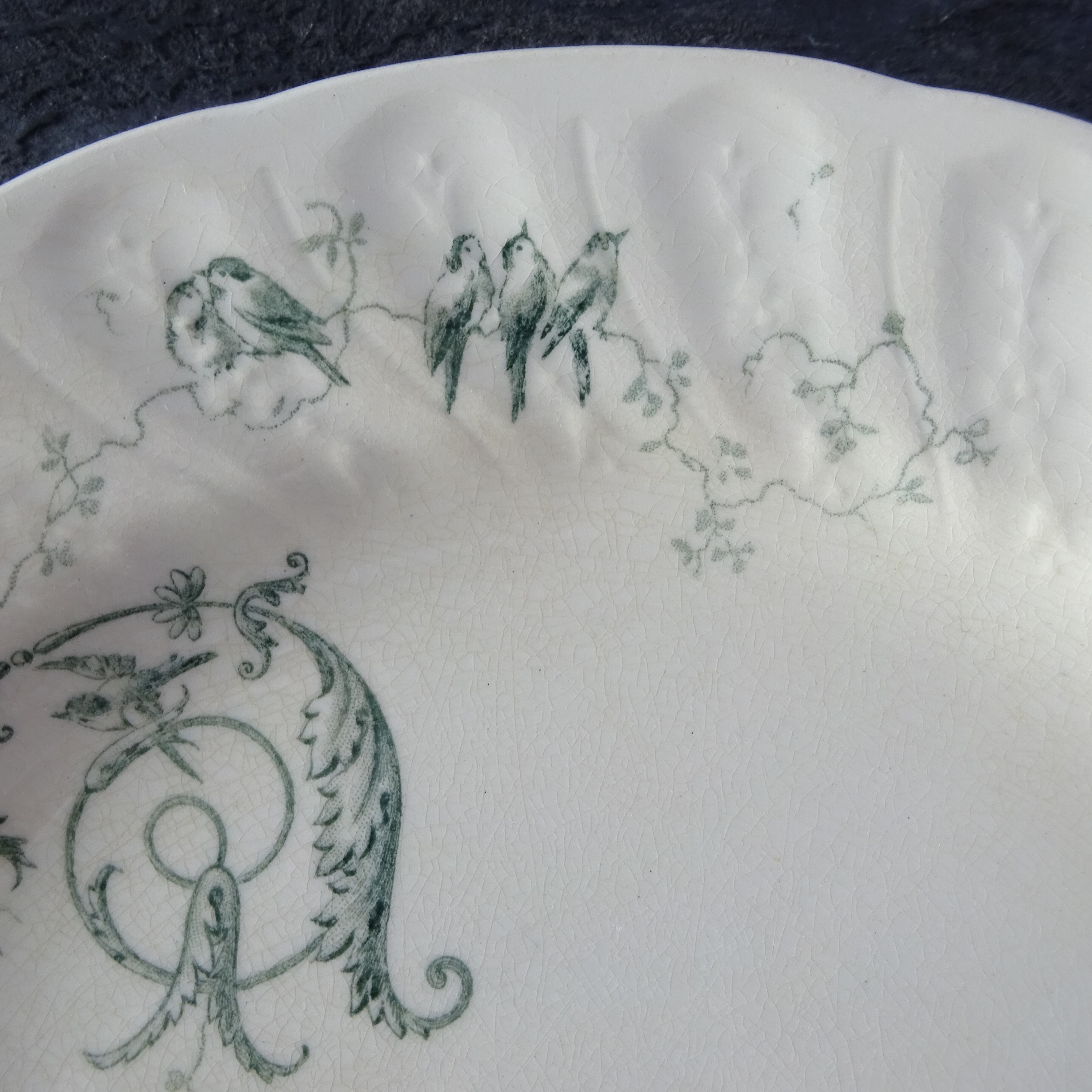 TERRE de FER PORCELAINE OPAQUE DE GIEN modèle 《RINCEAUX》 assiette plate (A)