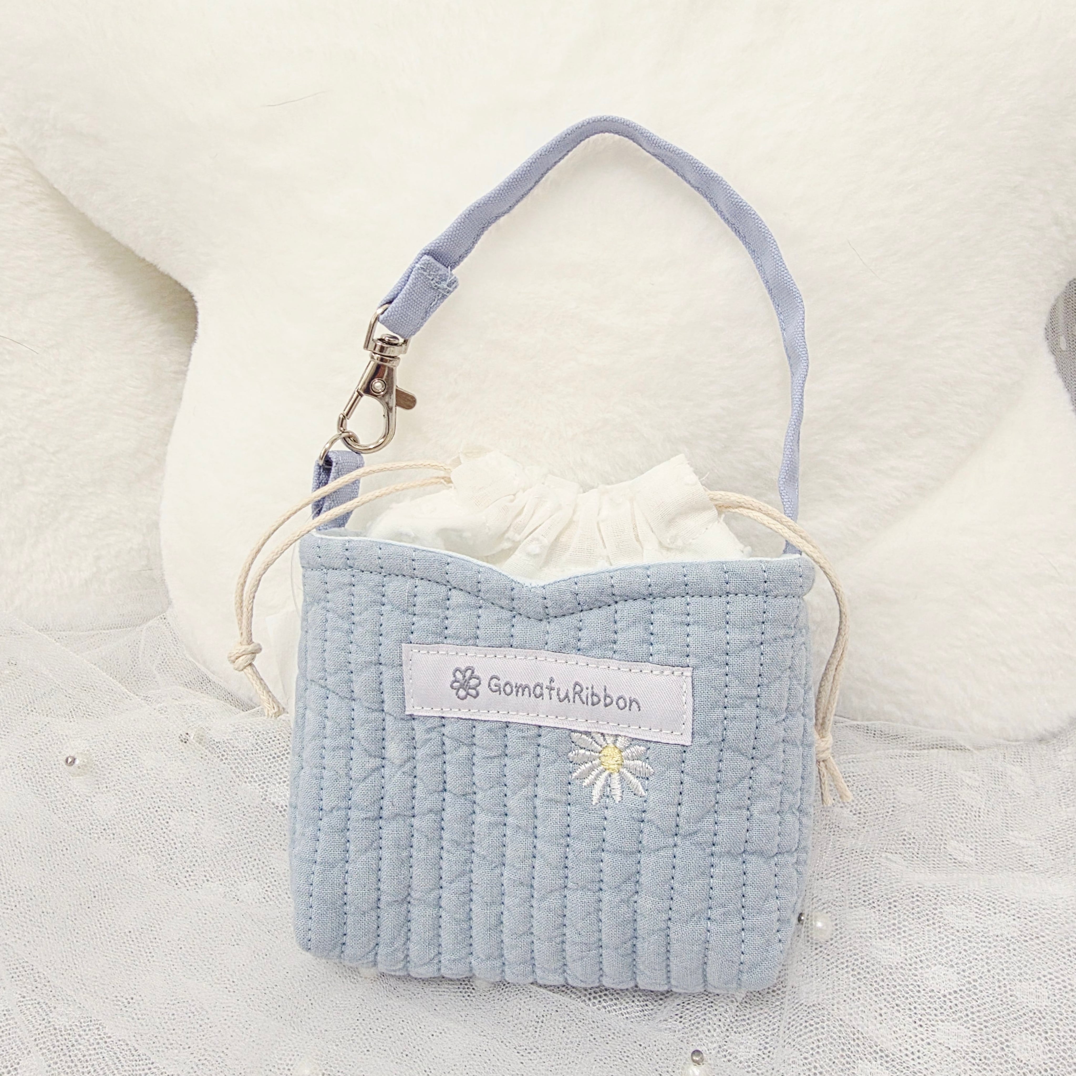 プリンセスカットのバッグチャームポーチ 巾着付き マーガレット刺繍のヌビ ベビーブルー