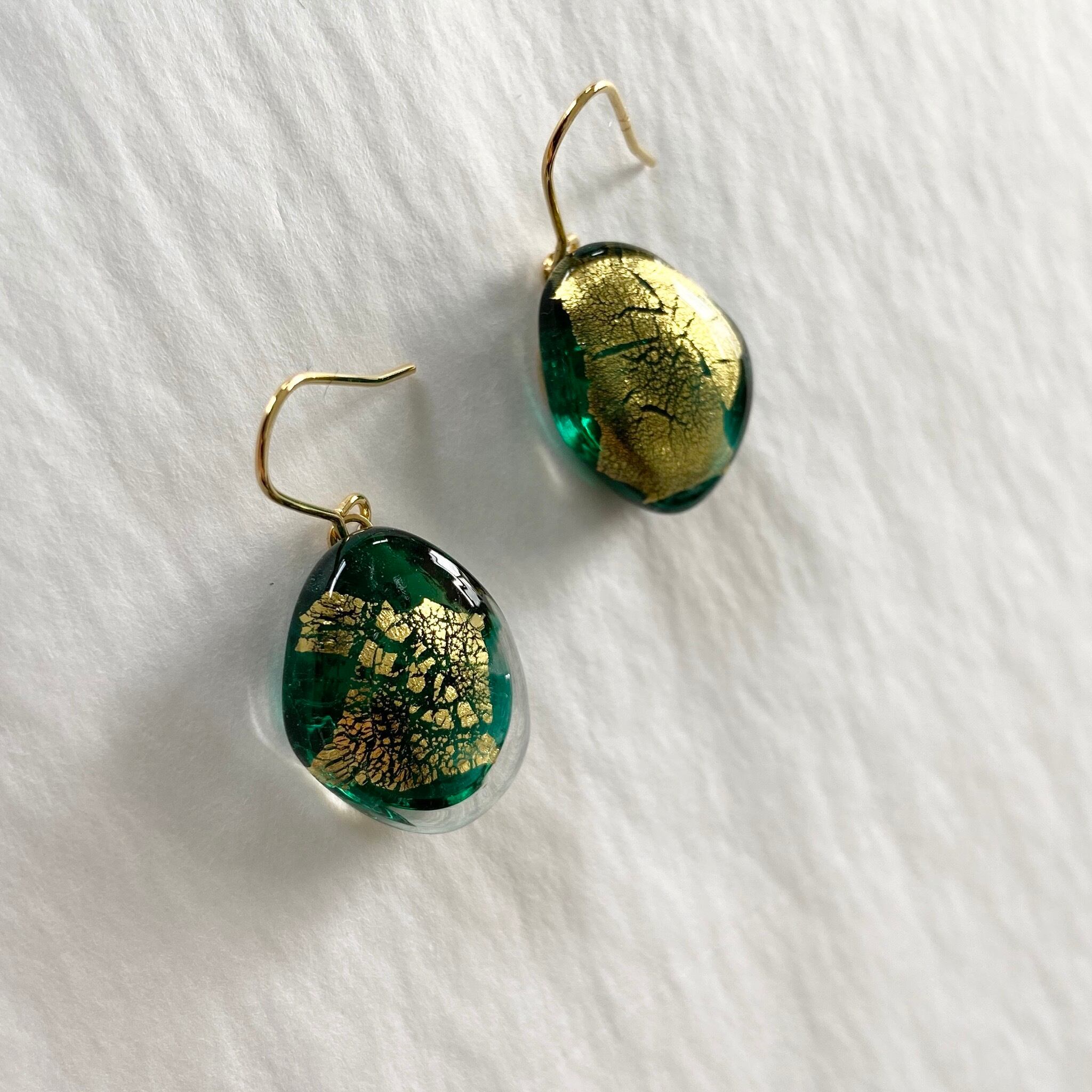 孔雀緑 と 金箔ちぎり の ピアス