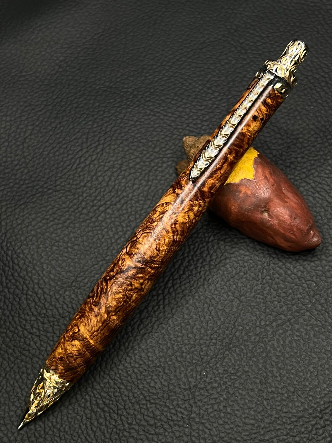 15 ゴールデン ローズウッド瘤 極上杢 彫金金具 (月桂樹) | PAY ID
