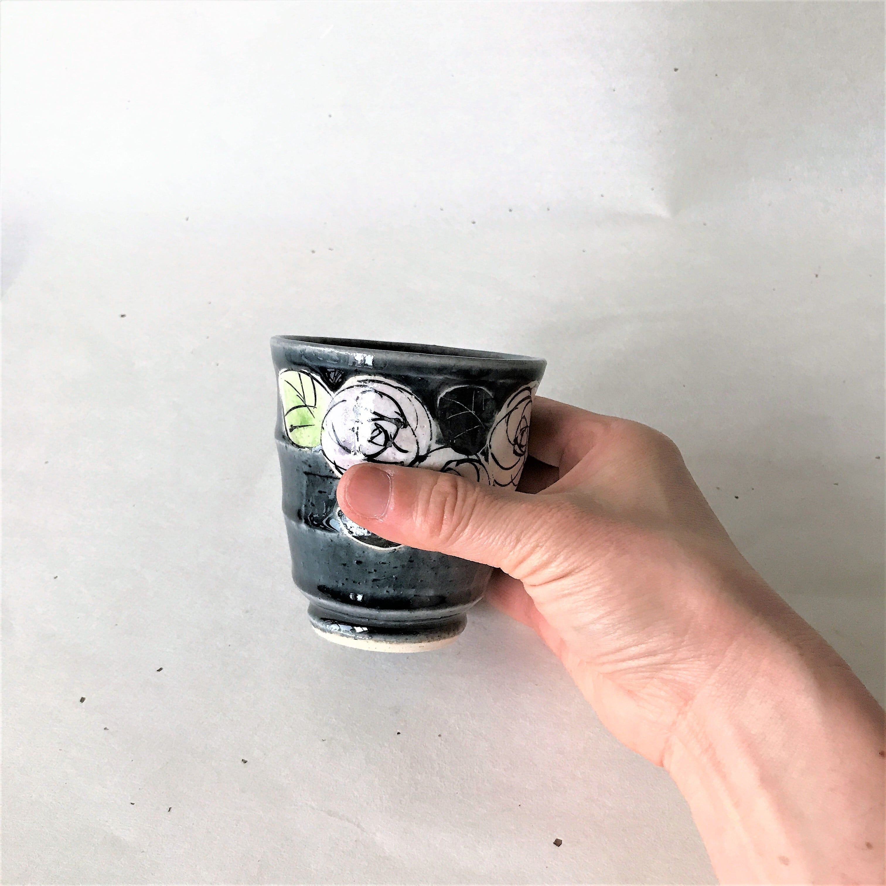 お湯呑み　藍ばらと織部黒椿