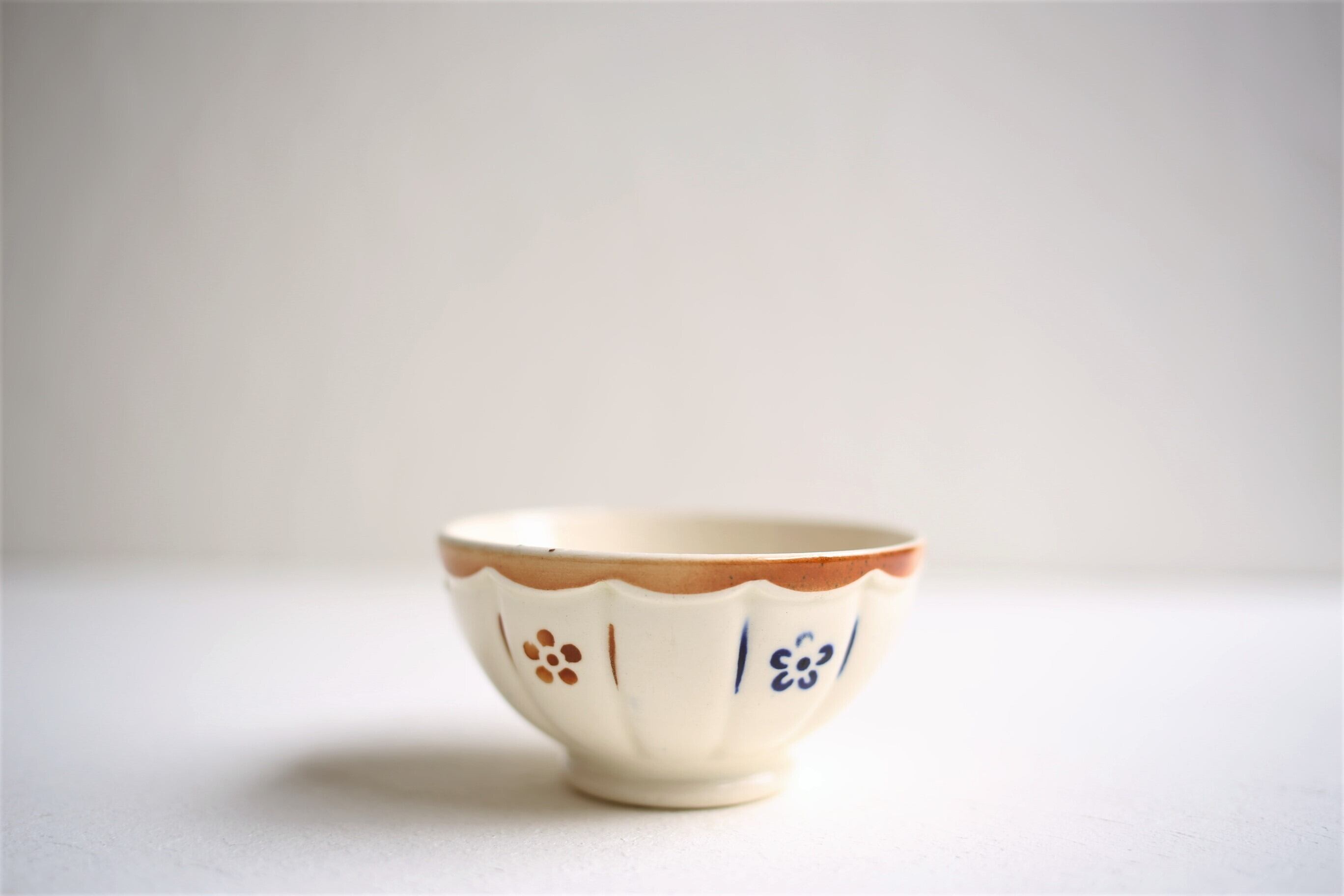 フランス アンティーク ヴィンテージ 小さなカフェオレボウル サルグミンヌ 小花 スカラップデザイン N-00972b