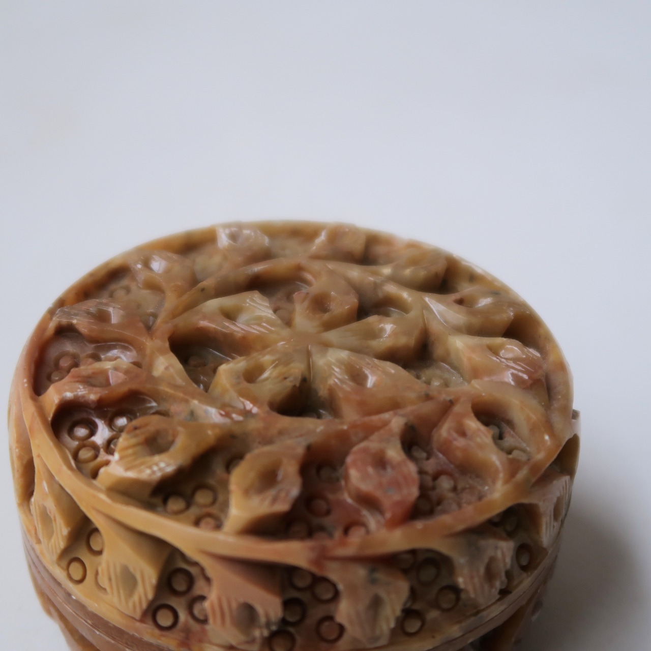 草花の丸いジュエリーボックス