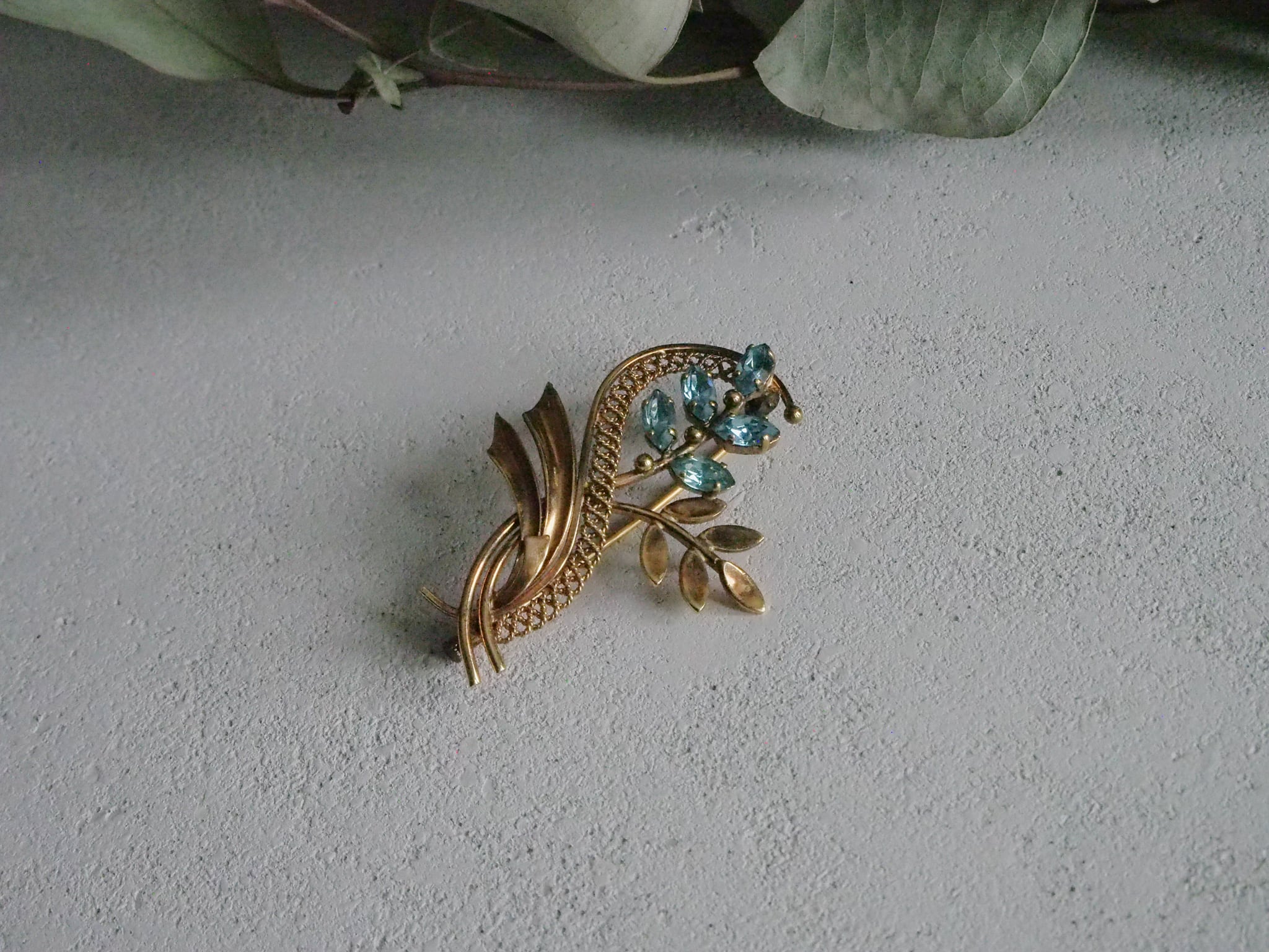 水色ガラスのリーフのブローチ | アンティークアクセサリー