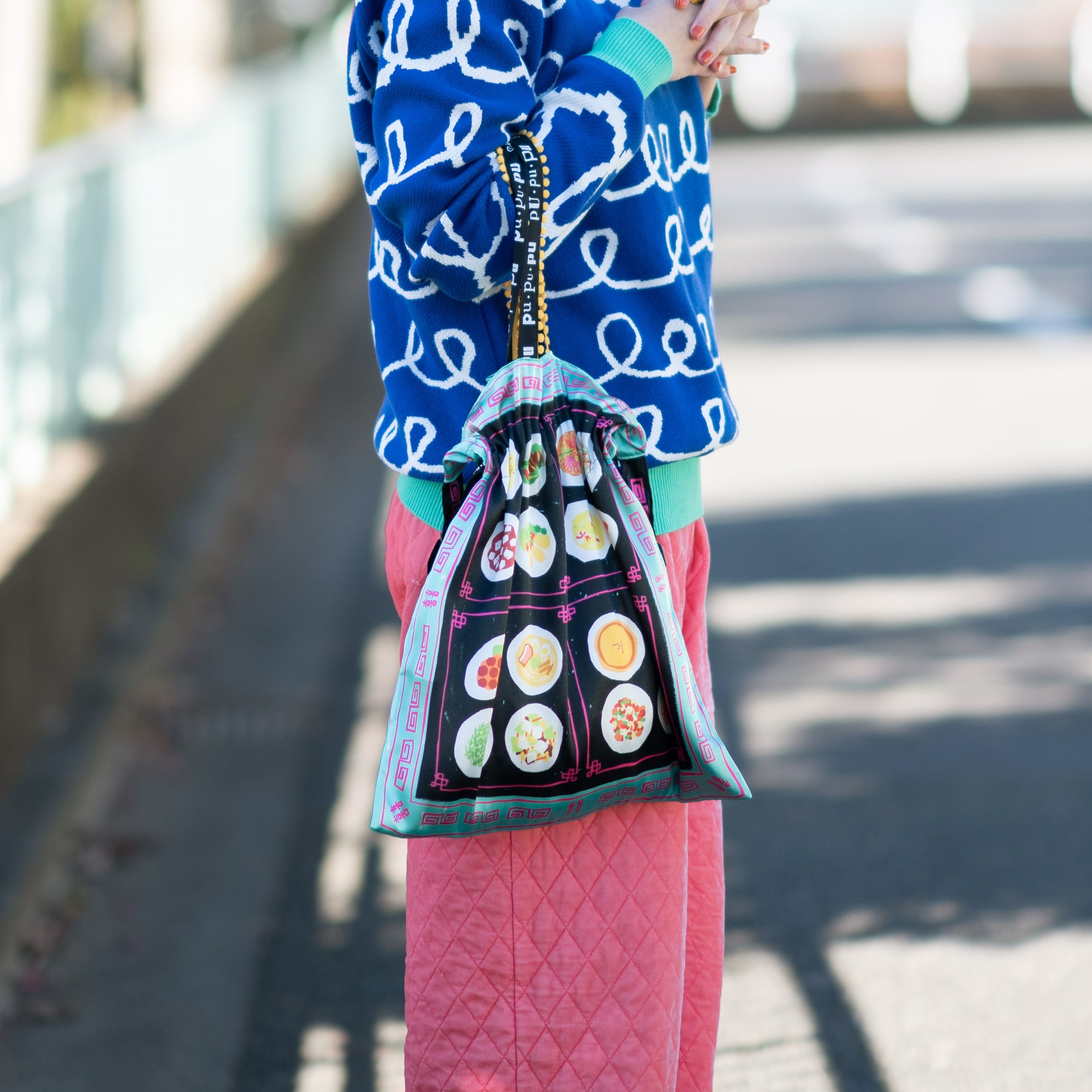 pupupu 2wayおいしい巾着バッグ純喫茶柄と中華柄のリバーシブル pupupu 2wayおいしい巾着バッグ純喫茶柄と中華柄のリバーシブル 【公式