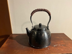 新光堂・ＩＨ200v対応 　純銅黒銅仕上鎚目入れ湯沸し　（ガス、オール電源対応）