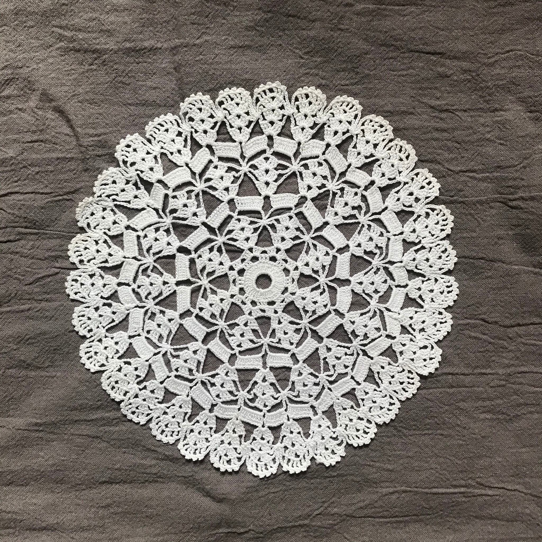 大きめの繊細なドイリー