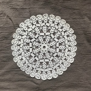 大きめの繊細なドイリー