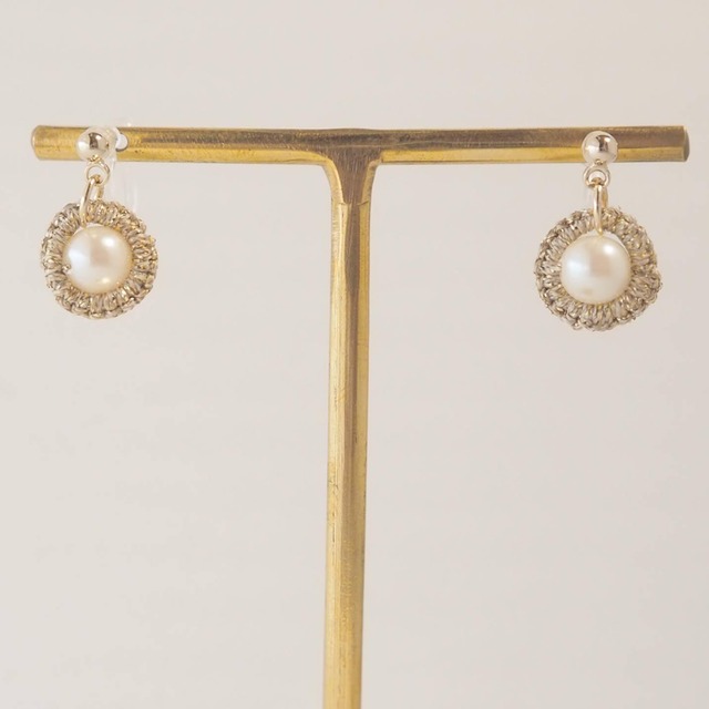 包むパールイヤリング　【ゴールド】