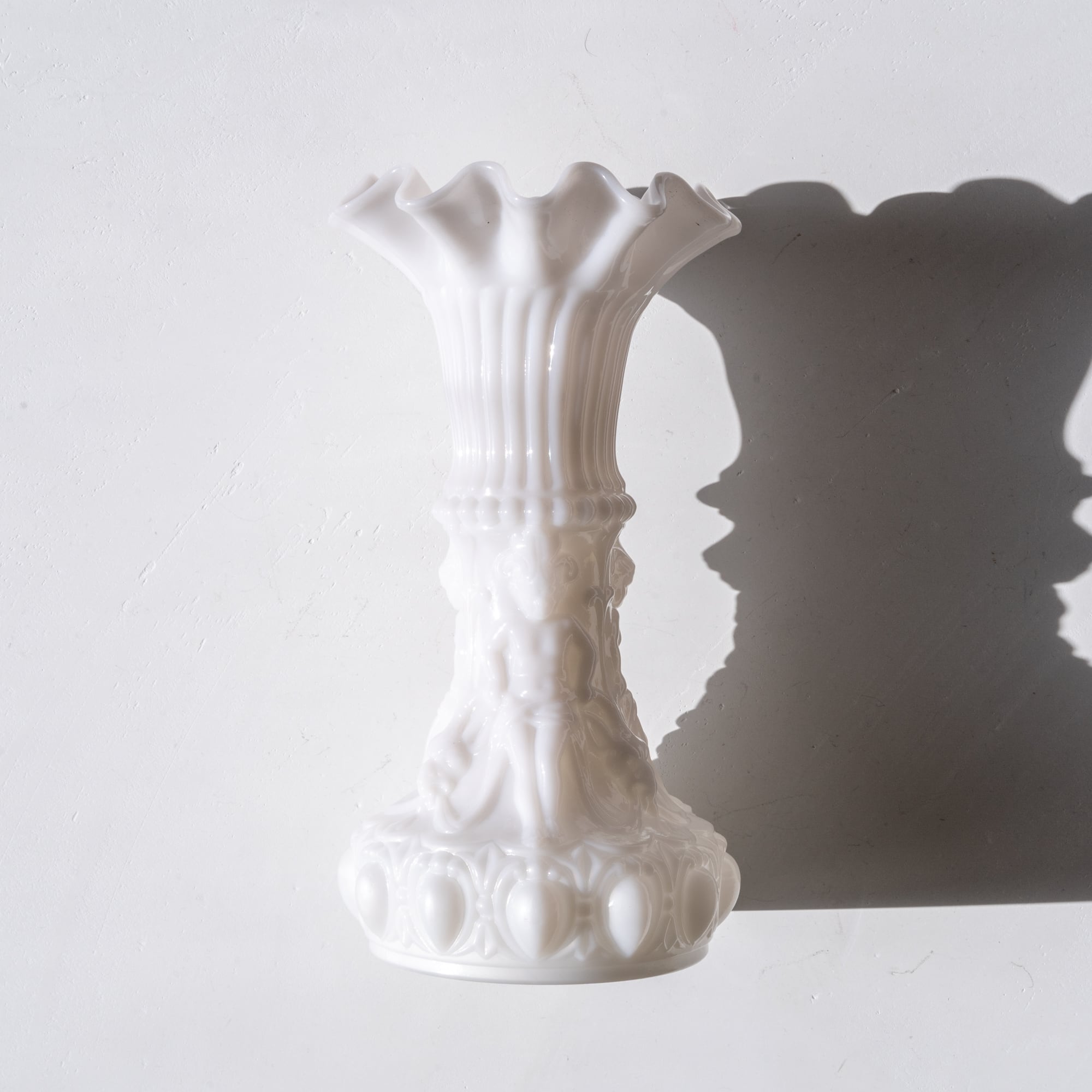 Milky Frill Vase