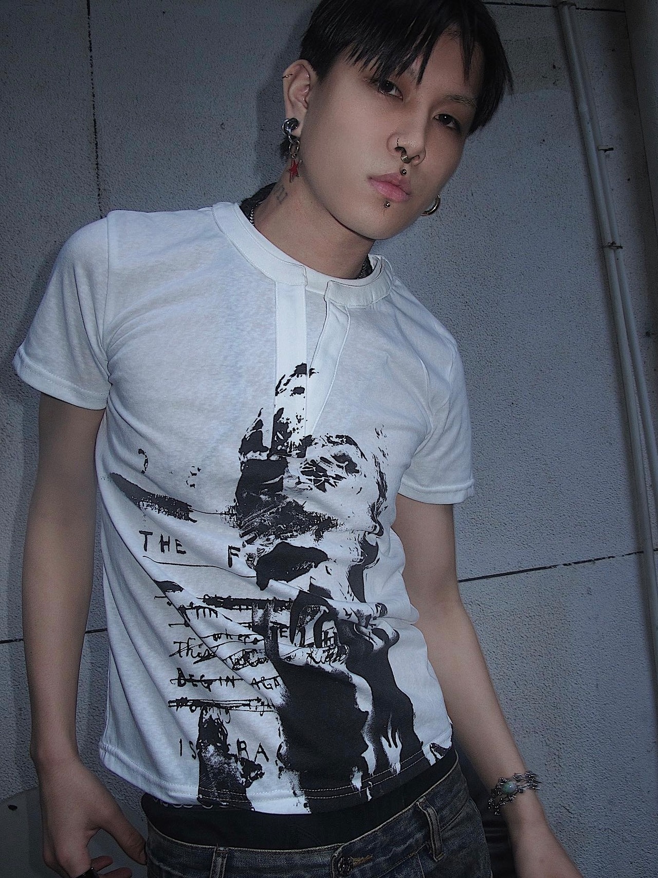 【TH4SWE】Layered V-Neck Graphic T-Shirt