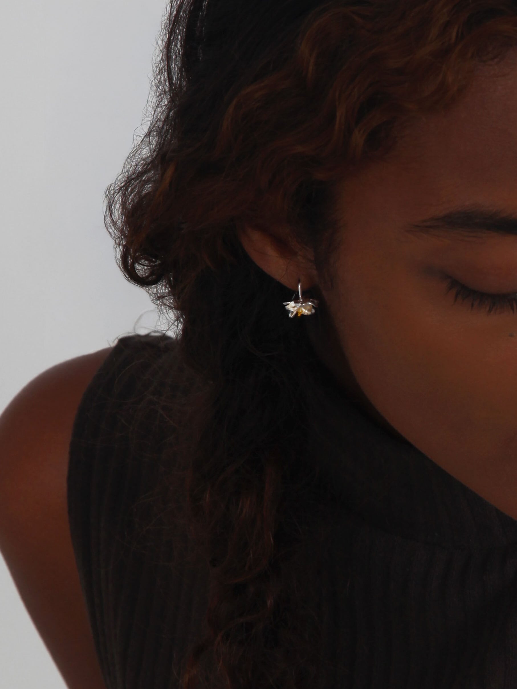 白椿 ロングピアス | HENUN