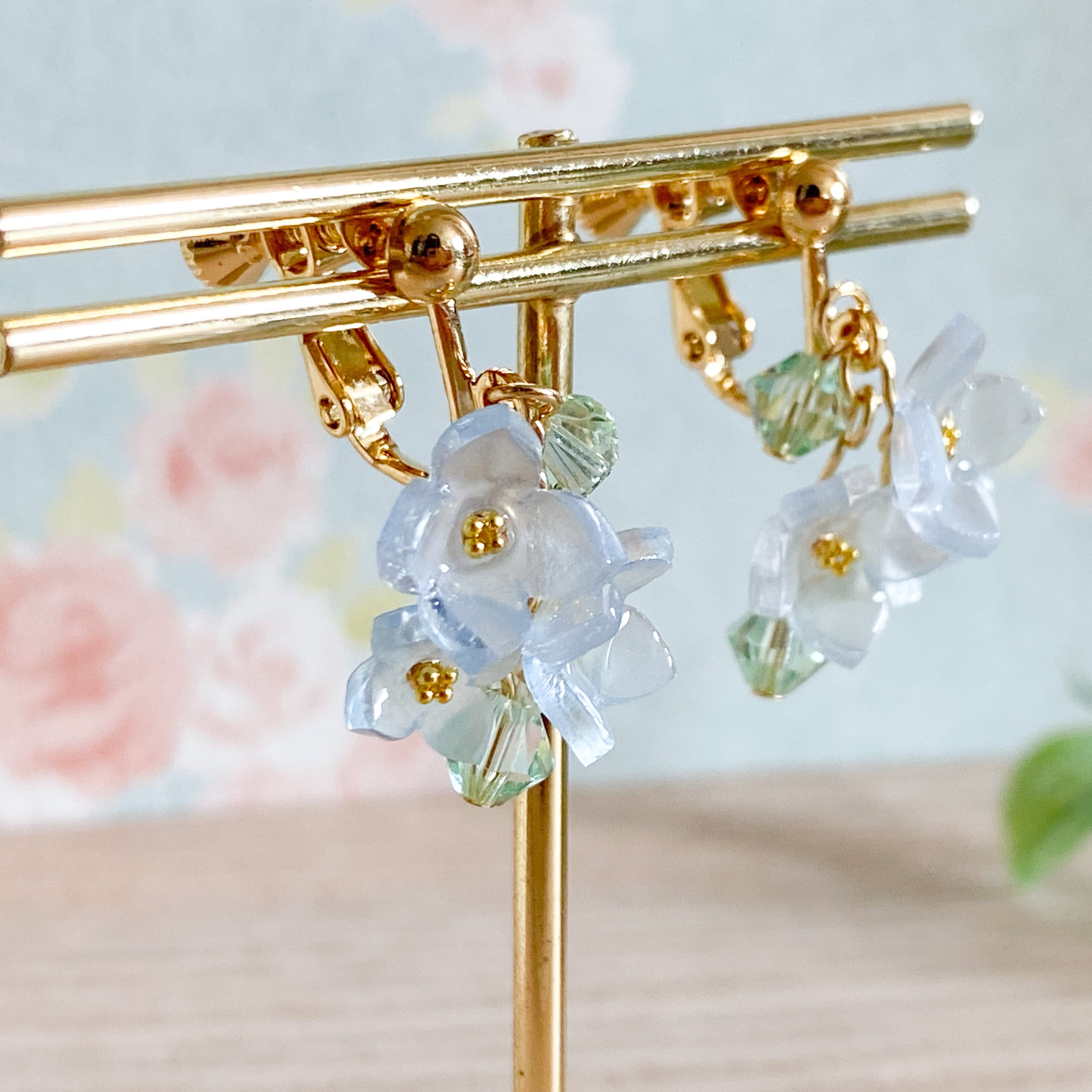 きらり揺れる小さな紫陽花イヤリング(ピアス) | ユメイロ ウサギ