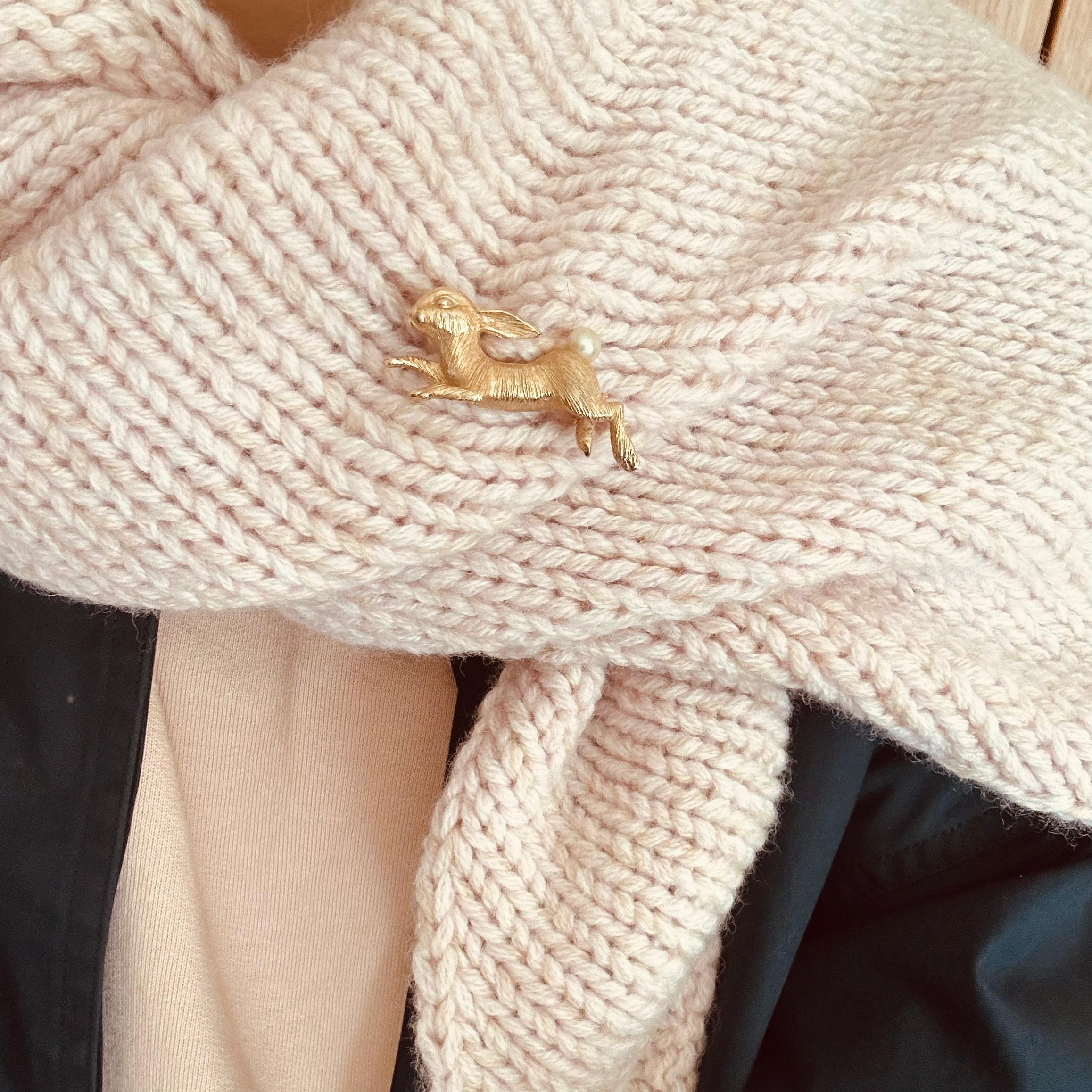 ブローチ rabbit with pearl | peartreemarket