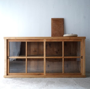 十字ガラス戸のキャビネット