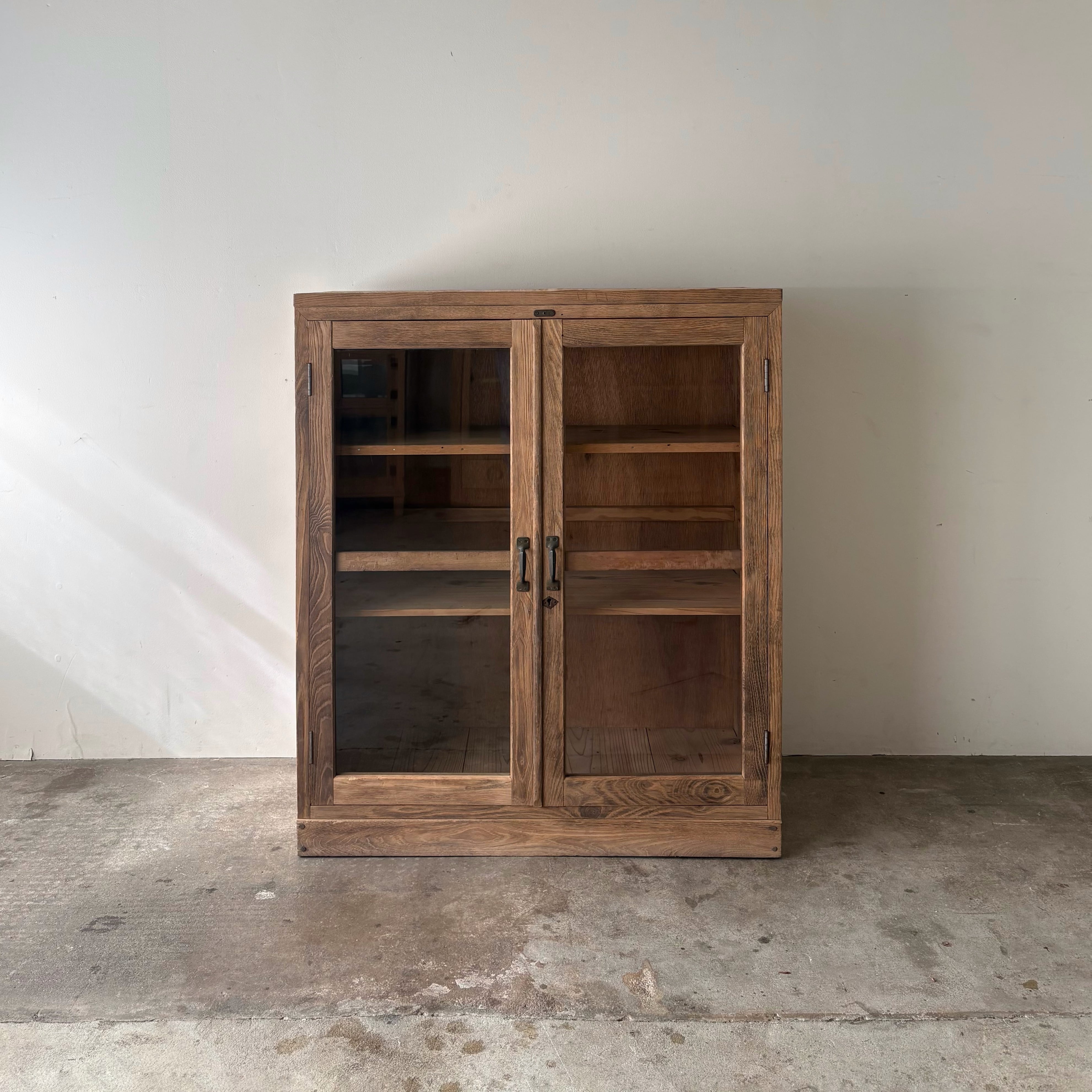 ガラスのキャビネット　1099