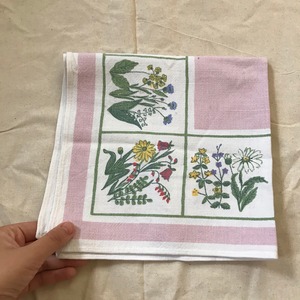 ピンクに花模様の布