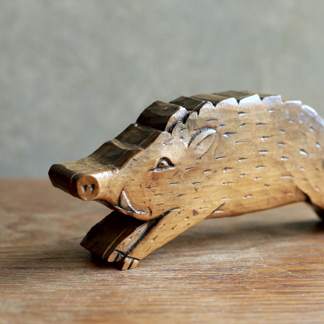 一生懸命駆ける、味わいあるイノシシの小物入れ