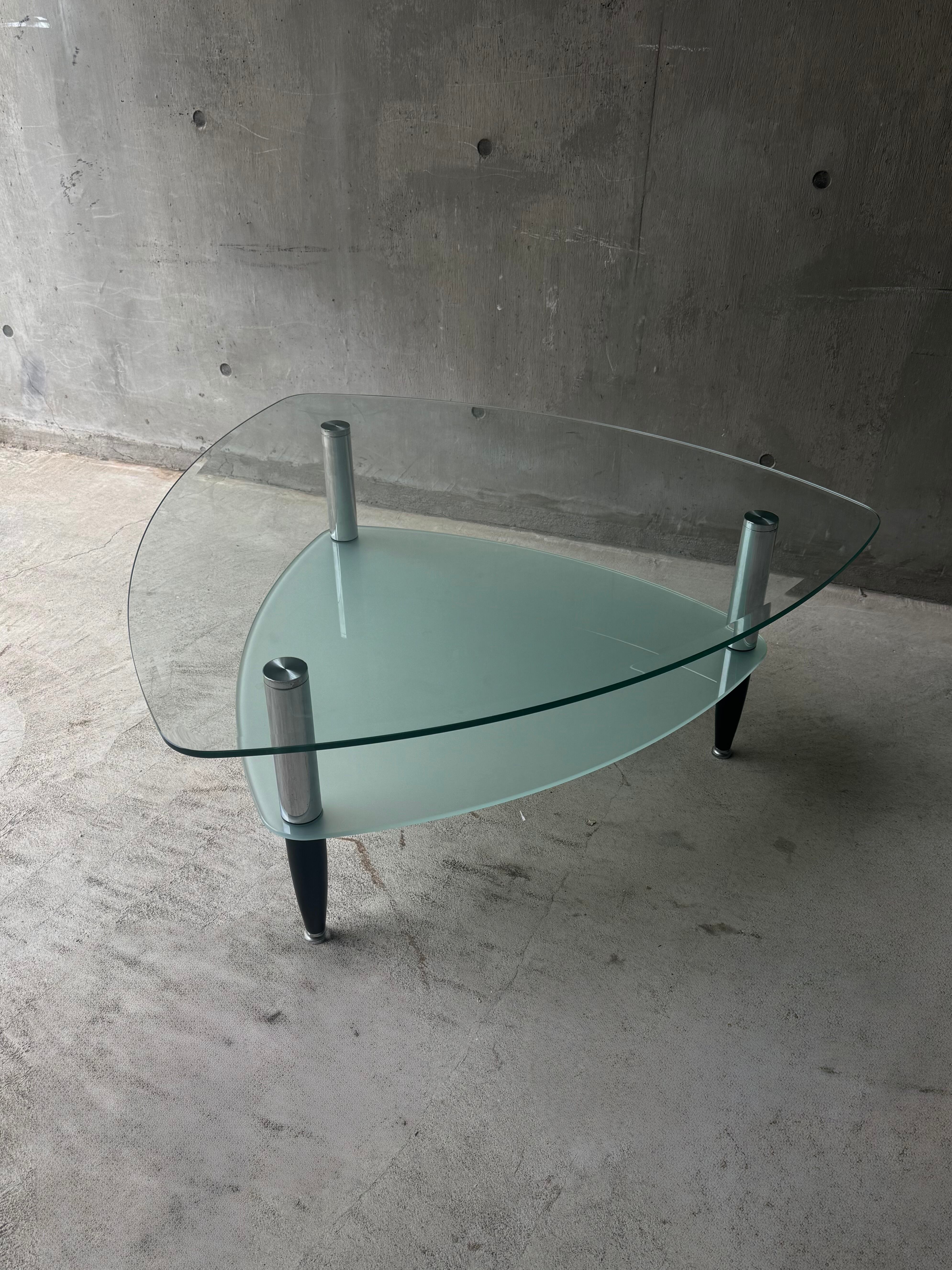 Round Triangle Table ラウンドガラステーブル Round Triangle Table | No Rest