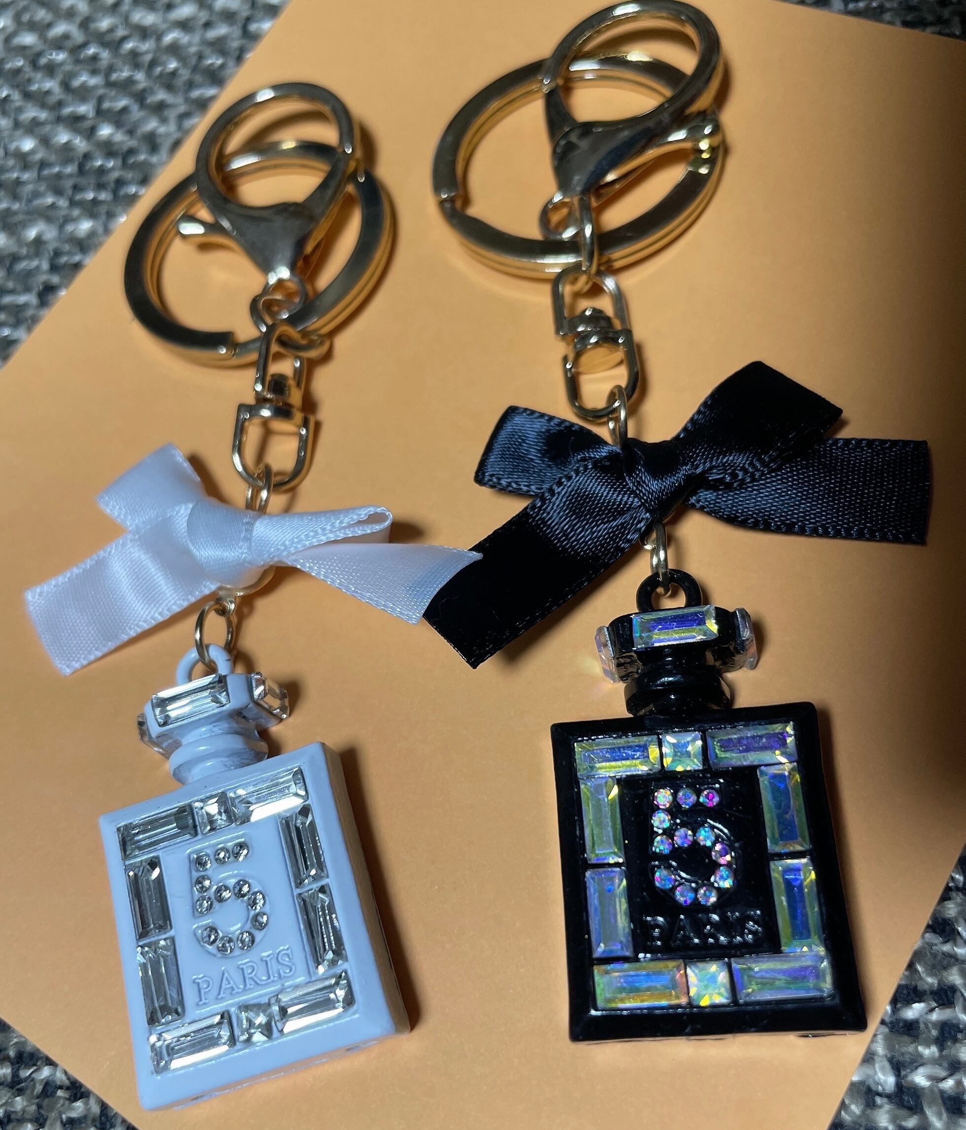 香水モチーフ キラキラ キーホルダーバッグチャーム モノトーンカラー