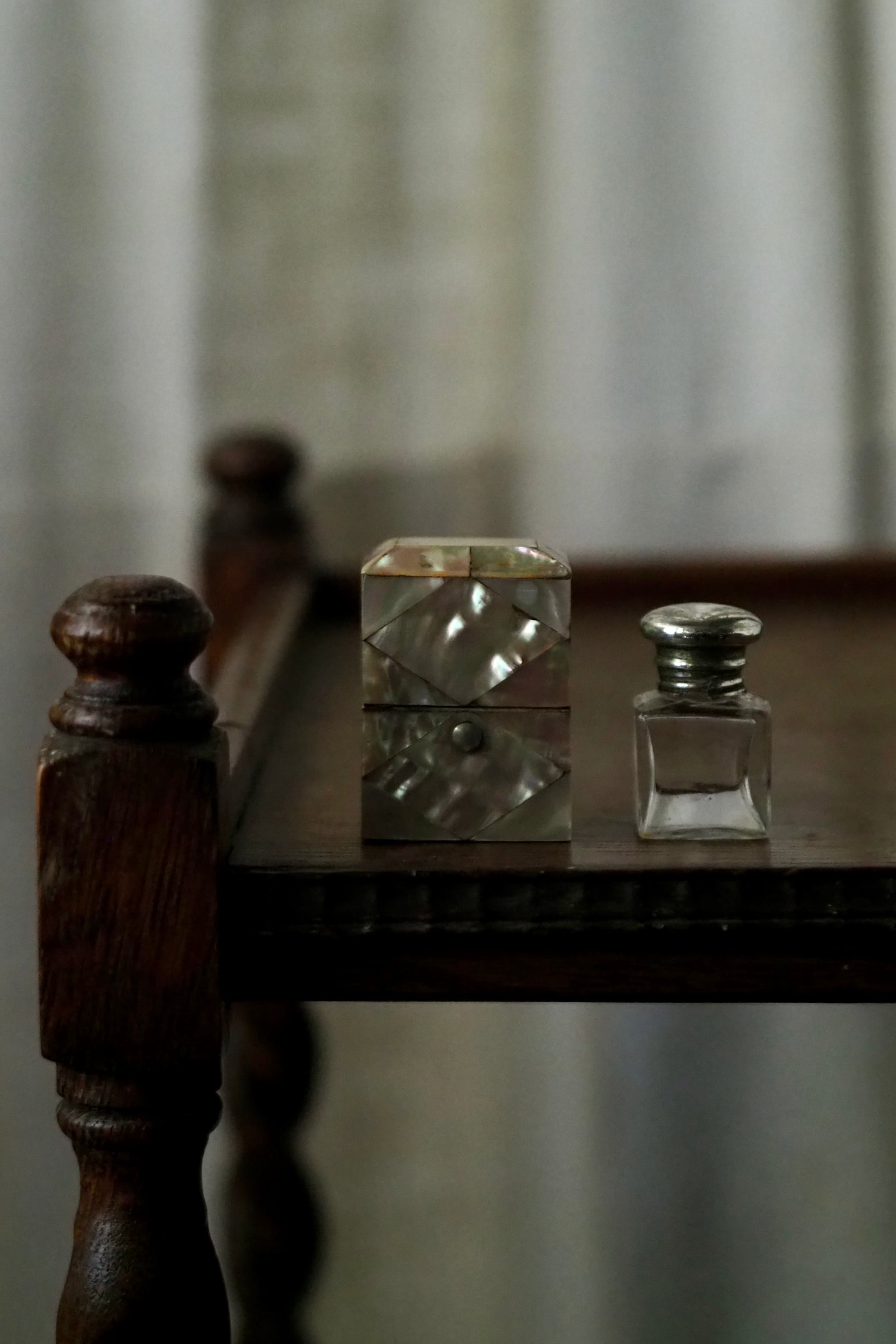 香水瓶が入ったマザーオブパールの小箱-antique shell box in perfume