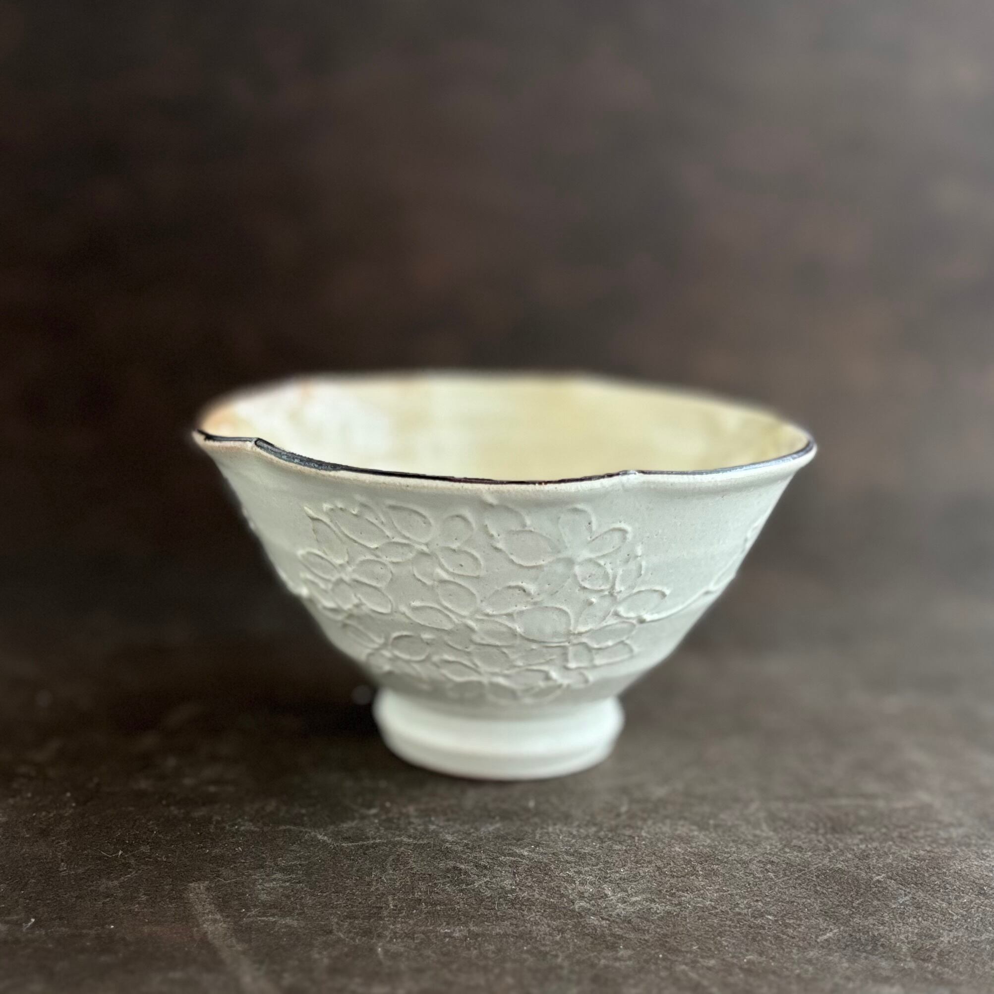 土和のルリエフ　粉引き　お花形ご飯茶碗