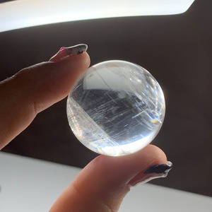 レインボーホワイトカルサイト×ちょこんと座っている可愛いねこさん・フローライトねこ