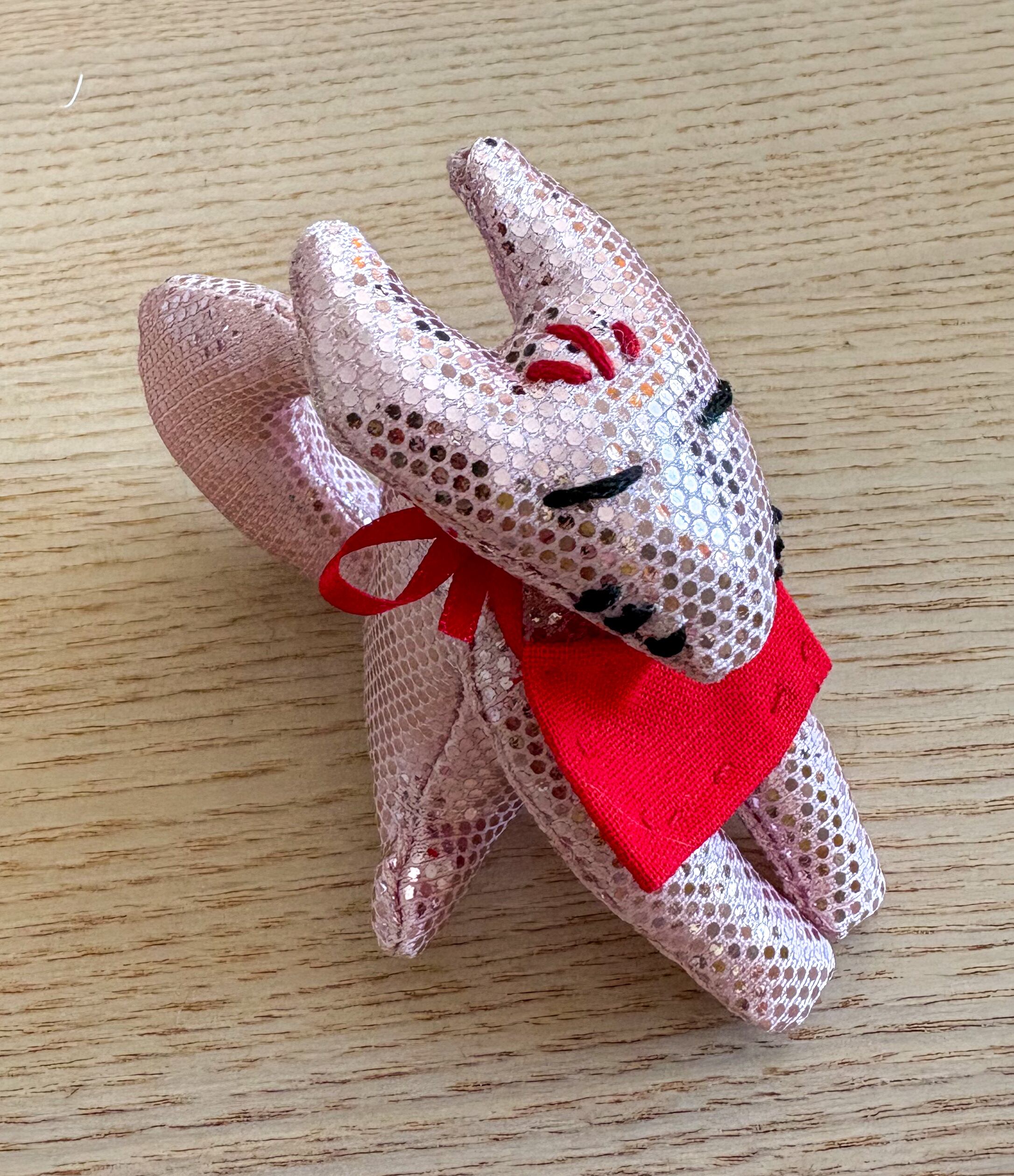 桃色のお稲荷さまのぬいぐるみ
