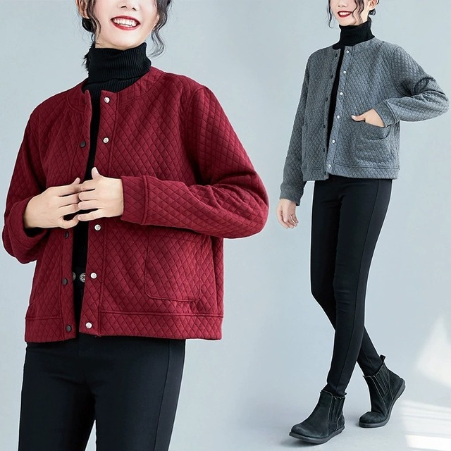 レディース ジャケット アウター 上着 羽織 前開き ショート 長袖 クルーネック オーバーサイズ  フェミニン ポケット ボタン キルティング 中綿 かわいい 大人可愛い きれいめ シンプル カジュアル 上品 おしゃれ こなれ感 ガーリー エレガント 抜け感 ラブリー キュート ベーシック 無地 秋 冬 通勤 学生 学校 通学 デート お出かけ お泊まり 女子会 重ね着 暖かい 防寒 普段使い 着回し レイヤード 定番 M L XL 2XL 大きいサイズ ゆったり 黒 ブラック グレー ワインレッド