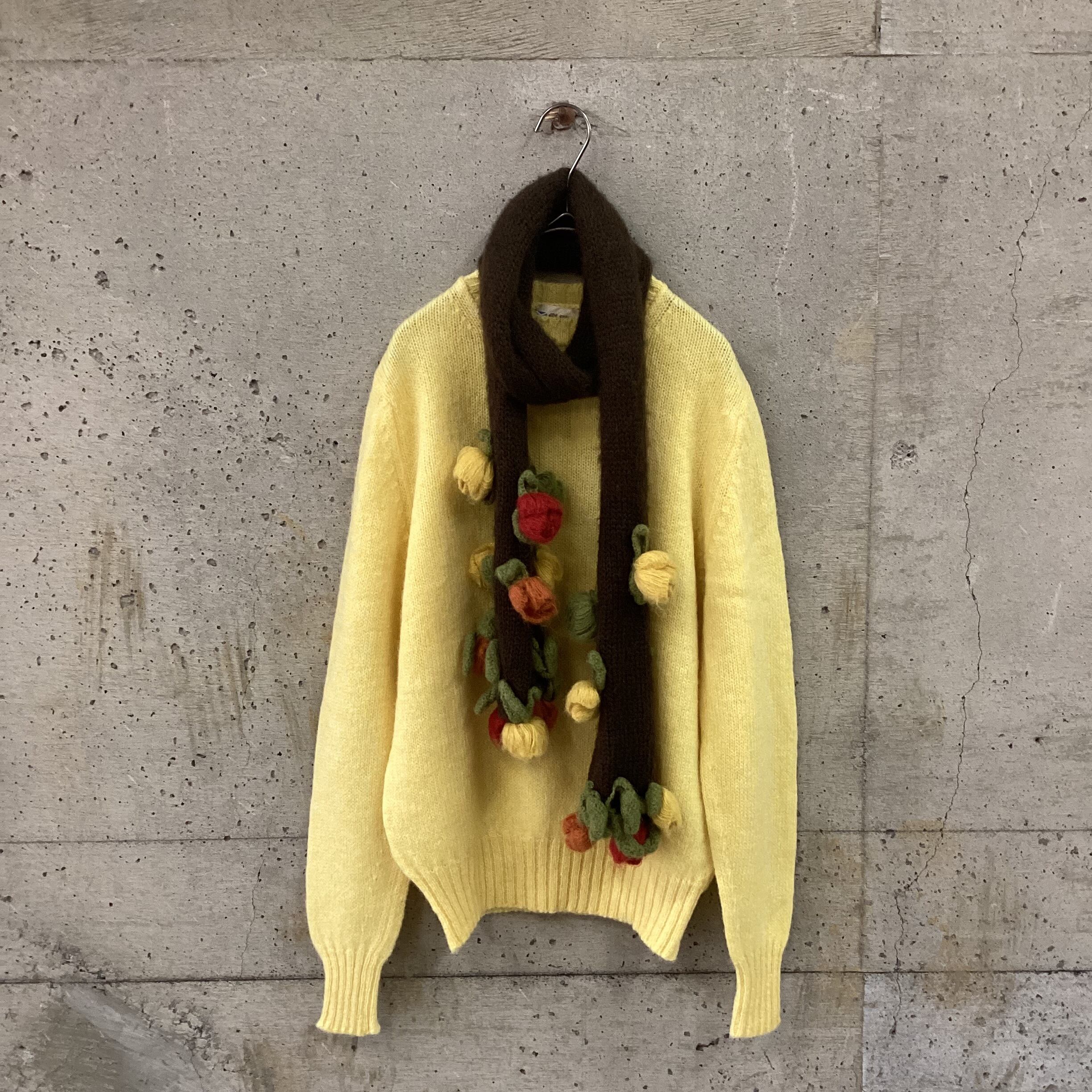 Long scarf with flower motif muffler