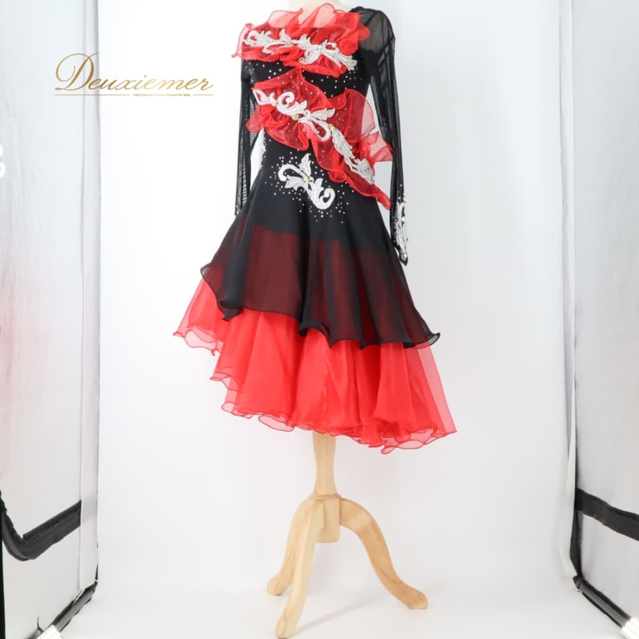 社交ダンス 衣装 Leirena レイリーナ ドレス ラテン ブラック系 レッド系 赤 黒 ラインストーン レース アシンメトリー アシメ パーティドレス ダンスパーティー ステージ衣装 舞台衣装 発表会 上品 気品 エレガント かわいい 大人っぽい 華やか レディース 競技ダンス ソシアルダンス ボールルームダンス ラテンドレス 社交ダンスドレス フィット感 ダンス服 衣装ドレス ラインストーンワンピース レースワンピース アシメデザイン 体型カバー パーティー衣装 発表会ドレス 上品ドレス