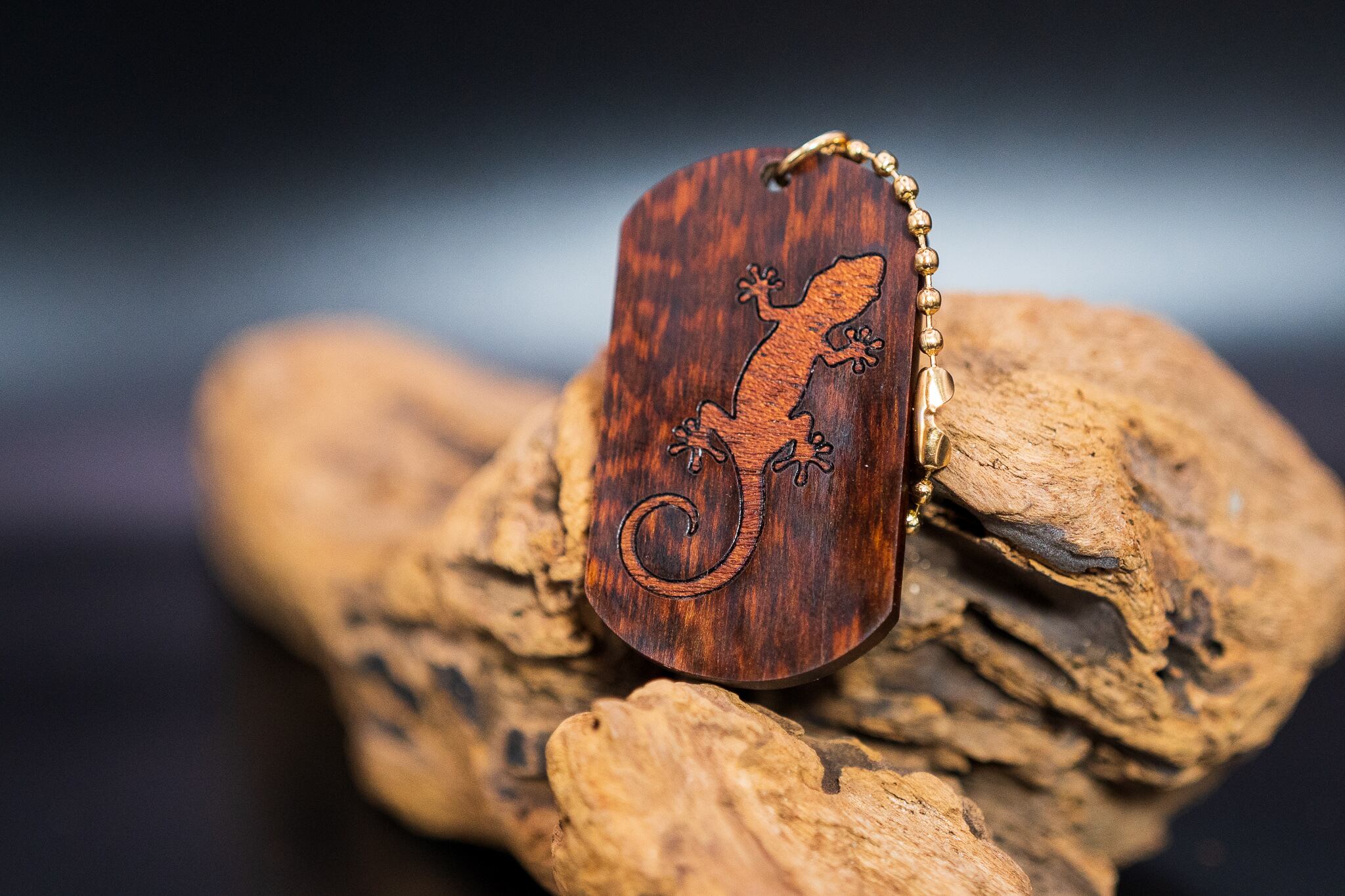 【 木のダイヤモンド 】スネークウッド ドッグタグ 象嵌 木登りトカゲ