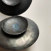 黒鉄のお皿 底台付 M 直径15cm