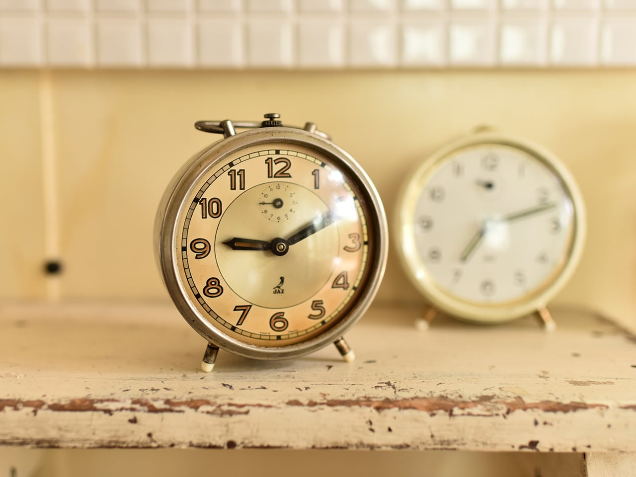 真鍮色がシックで雰囲気のあるJAZ 置き時計(実働)フレンチブロカント