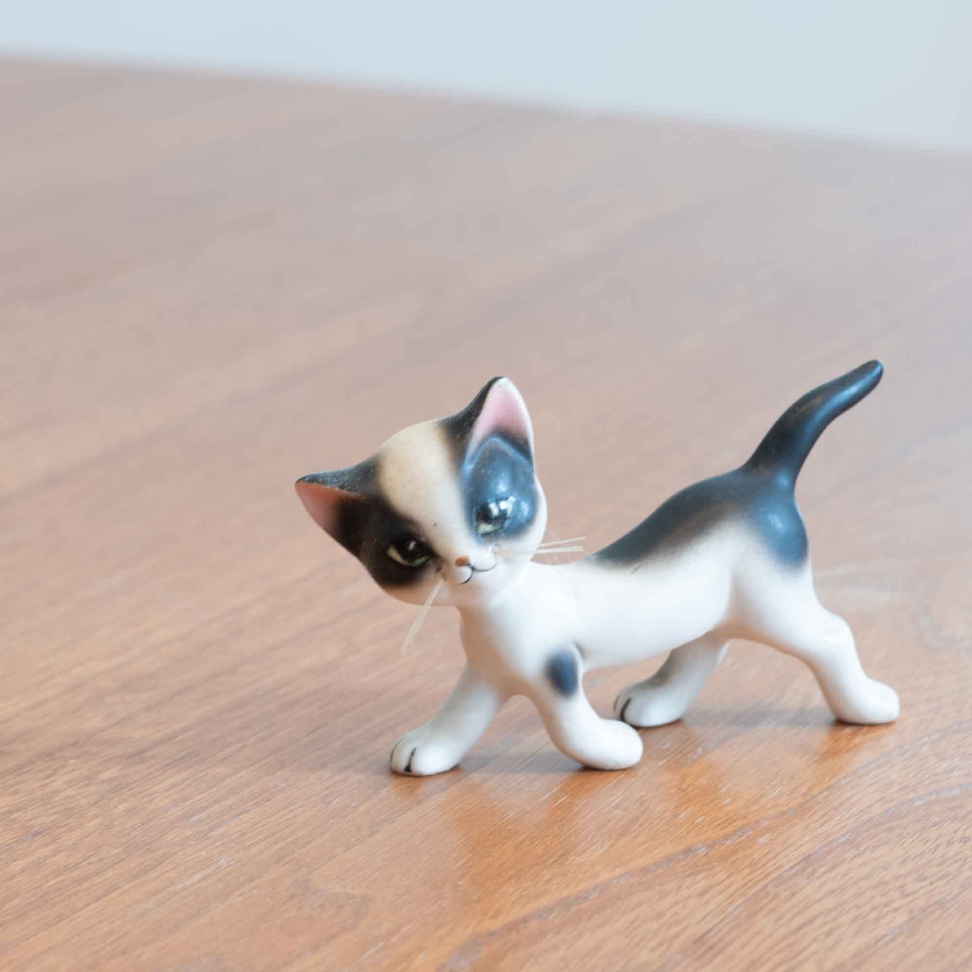 生産国や生産年代は不明　かわいい猫の歩きポーズ　ヒゲはリアルに植毛されています。