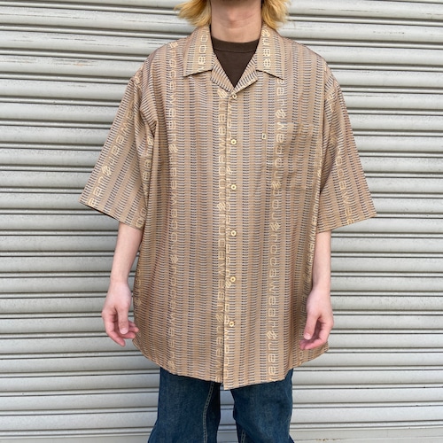『送料無料』ROCAWEAR 総柄オープンカラーシャツ　半袖シャツ　茶系　ロゴデザイン　L