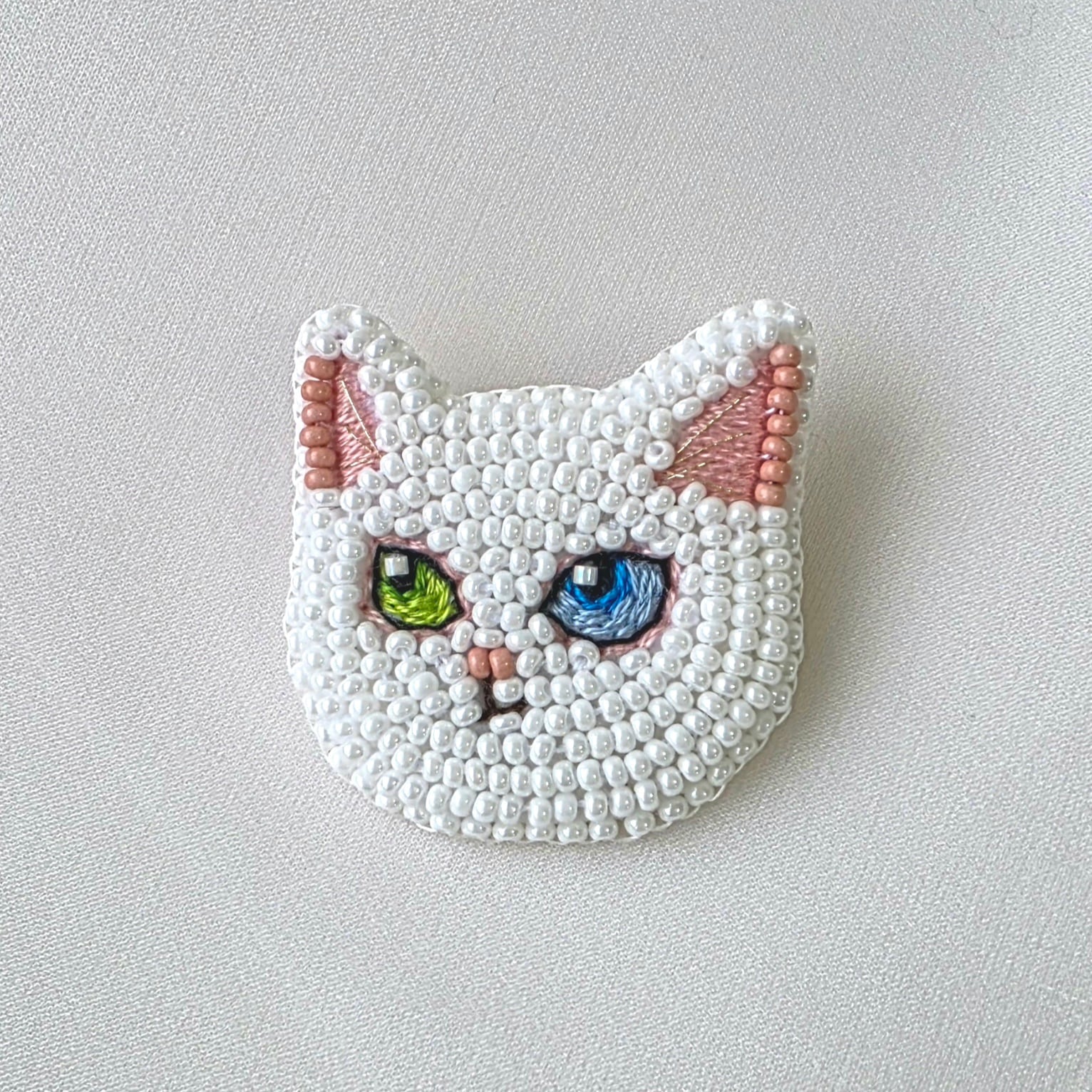 TAKAYO】オッドアイの白猫のビーズ刺繍ブローチ D7-100 | 幸多箱 本店