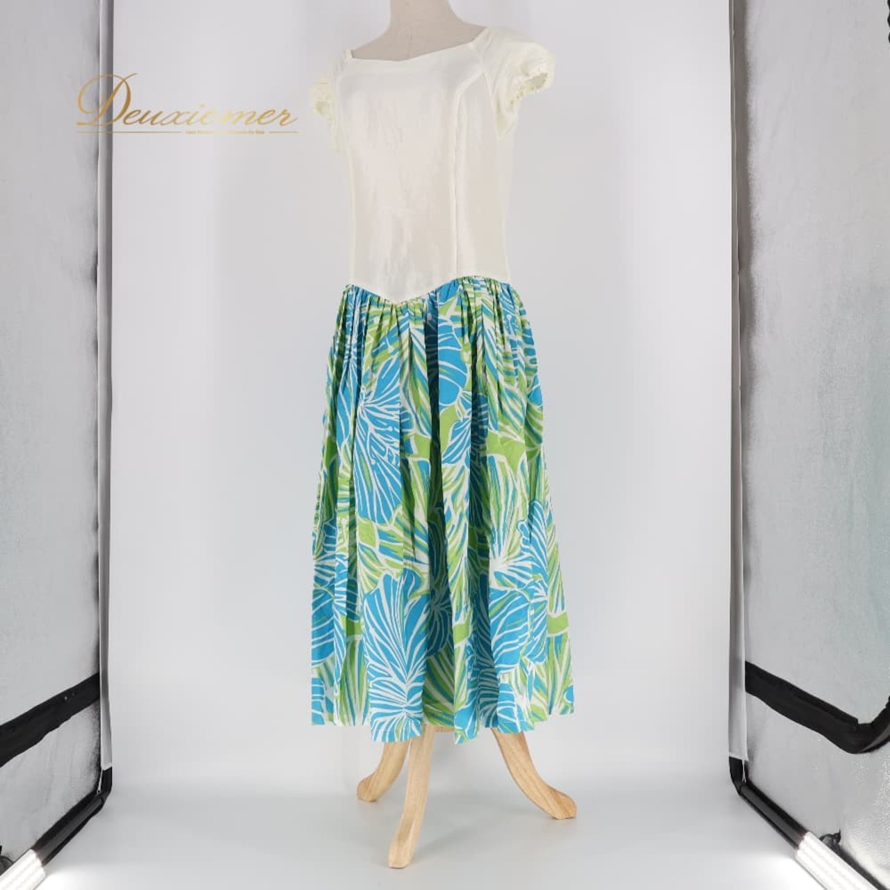 フラダンス 衣装 MermaidLine MMJ マーメイドライン エムエムジェイ ワンピース ドレス ホワイト系 ハイビスカス柄 ハワイアンプリント サテン生地 光沢感 アロハ フラ ダンス レッスン 練習 白 水色 黄緑 半袖 フレアスカート ブルー系 グリーン系 さわやか かわいい おしゃれ 上品 華やか 鮮やか