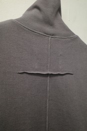 予約販売 | i’m here : - “SLIT” JERSEY ：Gray｜スリットタートル／フライス素材／キモノスリーブ／カットオフ仕様／立体マチ