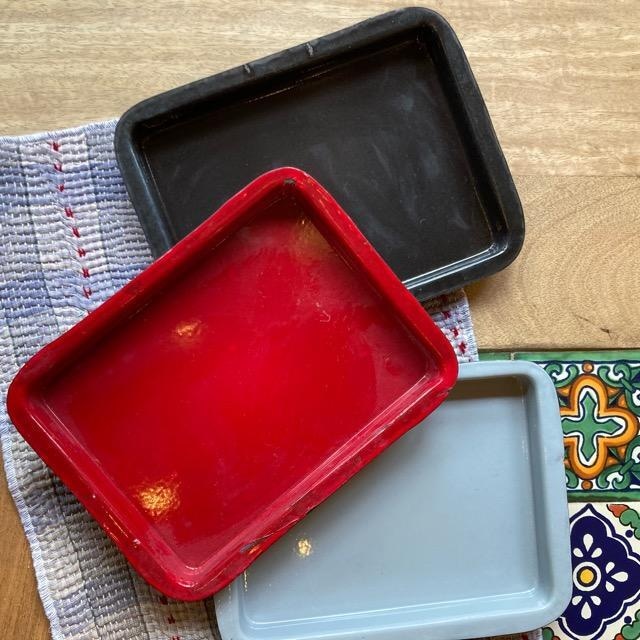 パキスタンホーロー レクタングルトレー 全3色 グレー レッド ブラック 琺瑯 食器 アウトドア キャンプ トレイ お盆 ランチマット 角皿 パキスタンホーロー レクタングルトレー 全3色 グレー レッド ブラック 琺瑯 食器 アウトドア キャンプ トレイ お盆 ランチマット 角皿