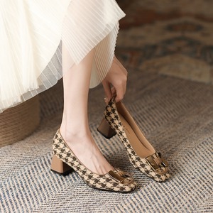 パンプス レディース スクエアトゥ チャンキーヒール バックル ゴールド モチーフ パール 千鳥格子柄 ビジュー ミディアムヒール ツイード  韓国系 楽ちん 送料無料 パーティー 旅行 リゾート 休日 女子会 お出かけ デート 10代 20代 30代 春 夏 秋 小さいサイズ 大きいサイズ かわいい カジュアル かっこいい おしゃれ レトロ 大人女子 ガーリー 個性的 主役級 エレガント クール セクシー OL モード系 存在感 プレゼント ギフト 二次会 学生 大人可愛 ブラウン