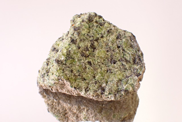 【標本】母岩付ペリドット　146.69g　[D4-7]