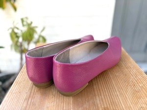 ローズピンクレザー・フラットシューズ　秋コーデに華やかで大人可愛い一点