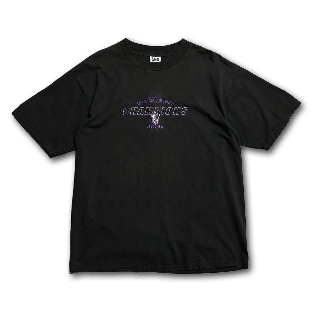 Sacramento Kings -2002 Pacific Division Champions- Embroideried T-Shirt. Lee SPORT